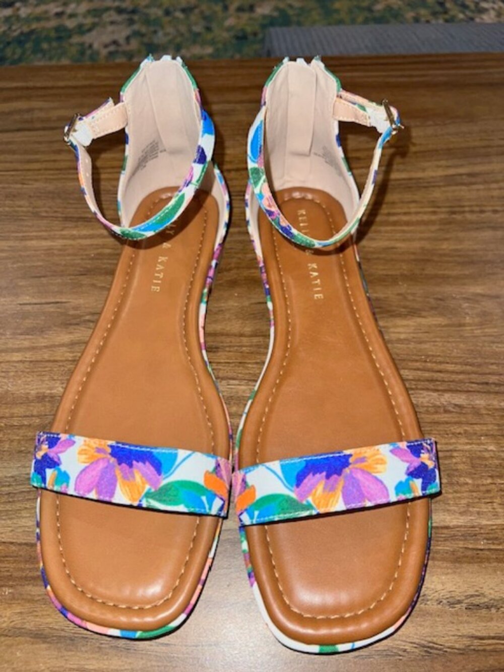 NWOT Floral Sandals (8.5M)